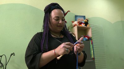 У Луцьку почали в'язати теплий прапор України