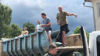 Прикарпатські волонтери привезли в село Дубівці 2,3 тонни води Прикарпатські волонтери привезли в село Дубівці 2,3 тонни води