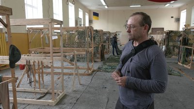 У Черкасах бракує людей для плетіння маскувальних сіток У Черкасах бракує людей для плетіння маскувальних сіток