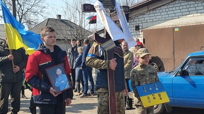 Воював, готував торти і вишивав. На Дніпропетровщині попрощалися з бійцем Олександром Талалаєм Воював, готував торти і вишивав. На Дніпропетровщині попрощалися з бійцем Олександром Талалаєм