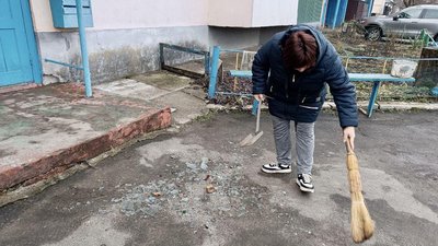 Зруйнований дах й стіна: наслідки обстрілів на Хмельниччині 15 лютого Зруйнований дах й стіна: наслідки обстрілів на Хмельниччині 15 лютого