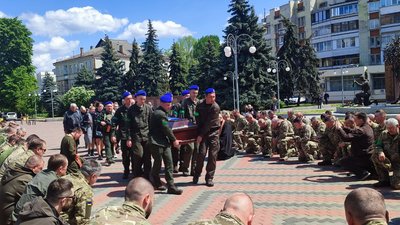 Казав: "Все буде Україна". У Черкасах попрощалися із загиблим тероборонівцем Казав: "Все буде Україна". У Черкасах попрощалися із загиблим тероборонівцем