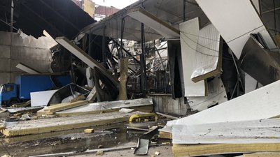 Жінки гасили пожежу попри контузію: у "Таврії В", чий склад зруйнувала російська ракета, розповіли про атаку