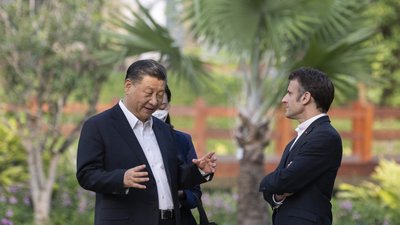 Макрон хоче посадити Україну за стіл перемовин з РФ і сподівається на допомогу Китаю — Bloomberg