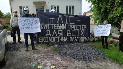 У Винниках пікетували засідання міськради: вимагали зберегти ліс та озеро
