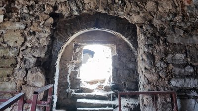 На Тернопільщині чистять підвальні приміщення давнього костелу