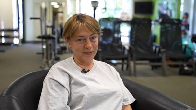 “Хочеться додому, дуже хочеться”. Поранені у Краматорську мати й донька опановують протези