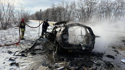 Рятувальники гасять пожежу в авто медиків, пошкодженому БпЛА біля Борщівки 11 лютого