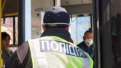 У Кам'янці пасажири, у яких хотіли перевірити COVID-документи, перекрили дорогу. Люди їхали до Києва