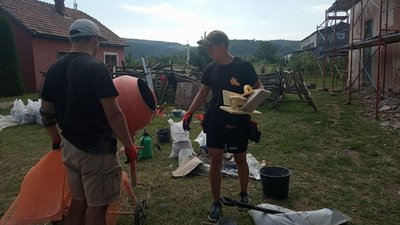 Волонтери БУРу ремонтують конюшню та гостьову кімнату в замку Сент-Міклош на Мукачівщині Волонтери БУРу ремонтують конюшню та гостьову кімнату в замку Сент-Міклош на Мукачівщині