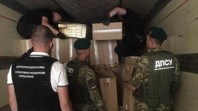 Чернігівські прикордонники виявили близько 100 тисяч пачок контрабандних цигарок