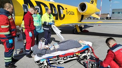 Вінницькі медики евакуюють важкопоранених захисників за кордон