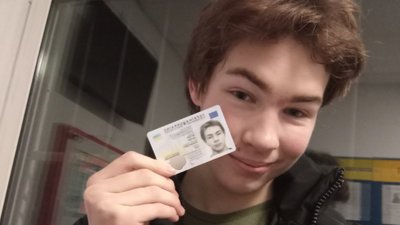 18-річний кримчанин Артем отримав український паспорт