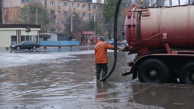 "Заливає 16 років": в Одесі через негоду затопило вулицю "Заливає 16 років": в Одесі через негоду затопило вулицю