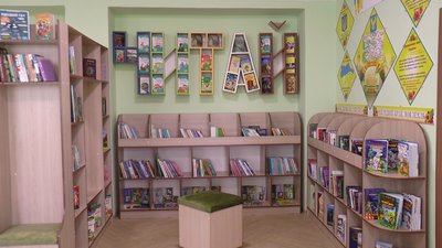 Прикарпатка разом з родичами відремонтувала сільську бібліотеку Прикарпатка разом з родичами відремонтувала сільську бібліотеку