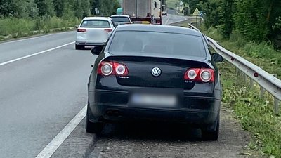 Автомобіль на дорозі Автомобіль на дорозі