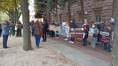 Миколаївцям – чисту воду. Активісти вийшли під будівлю міськради на акцію протесту Миколаївцям – чисту воду. Активісти вийшли під будівлю міськради на акцію протесту
