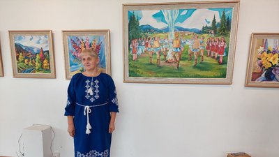 Зароблені гроші передадуть військовим 128-ї бригади. В Ужгороді відкрили виставку "Кольоровий світ Любові"
