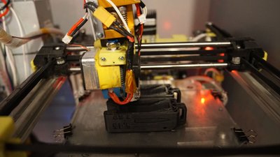 Як волонтер з Білопілля на Сумщині сам змайстрував п'ять 3D-принтерів, щоб допомогти ЗСУ