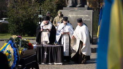 В Ужгороді попрощалися з полеглим захисником Володимиром Бондаренком В Ужгороді попрощалися з полеглим захисником Володимиром Бондаренком