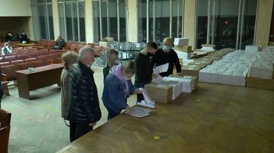 У Полтаві передають бюлетені в яких голосуватимуть виборці