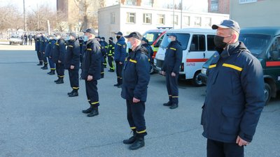 Рятувальники з Харкова поїхали на схід допомогти відновити пошкоджені внаслідок бойових дій будинки Рятувальники з Харкова поїхали на схід допомогти відновити пошкоджені внаслідок бойових дій будинки