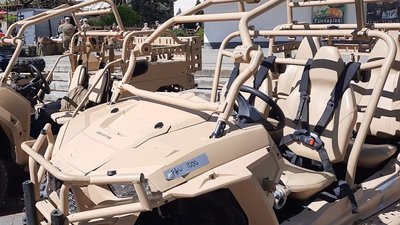На фото авто підвищеної прохідності. На фото авто підвищеної прохідності.