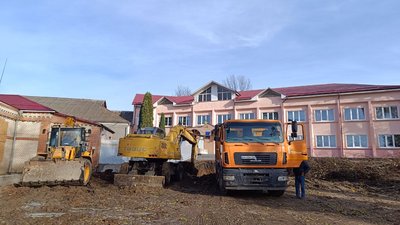 Техніка, яка працює на території хмельницької школи №13, 13 листопада 2023. Фото: Суспільне Хмельницький/Наталія Сідова Техніка, яка працює на території хмельницької школи №13, 13 листопада 2023. Фото: Суспільне Хмельницький/Наталія Сідова