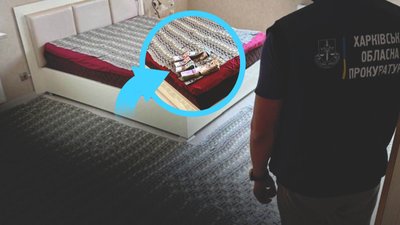 Кімната, в якій розклали гроші під час обшуку у справі про інвалідність