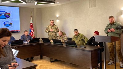 "Міський голова не Господь Бог": черкасці вимагають у Бондаренка спрямувати гроші на ЗСУ "Міський голова не Господь Бог": черкасці вимагають у Бондаренка спрямувати гроші на ЗСУ