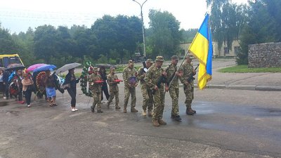У Сумах прощалися з воїном Денисом Кобилкіним У Сумах прощалися з воїном Денисом Кобилкіним