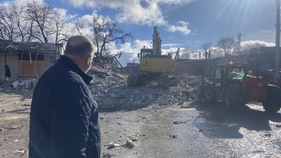 Власник зруйнованої ракетами будівлі у Золочеві Анатолій Тільнов дивиться, як розбирають завали, 6 лютого 2024 року Власник зруйнованої ракетами будівлі у Золочеві Анатолій Тільнов дивиться, як розбирають завали, 6 лютого 2024 року