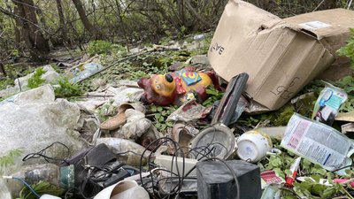 У Полтаві роками не прибирають стихійне сміттєзвалище: чому проблема досі не вирішена