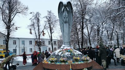 З лампадками, колосками та квітами: житомиряни прийшли вшанувати пам'ять жертв голодоморів