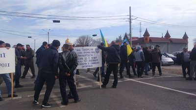 На трасі Одеса–Рені мітингують рибалки