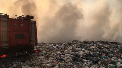 Майже добу закарпатські рятувальники гасили пожежу на сміттєзвалищі Майже добу закарпатські рятувальники гасили пожежу на сміттєзвалищі