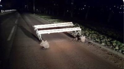 На проїжджій частині дороги лавку, вирвану разом з кріпленням (бетоном), знайшов патрульний поліцейський. На проїжджій частині дороги лавку, вирвану разом з кріпленням (бетоном), знайшов патрульний поліцейський.