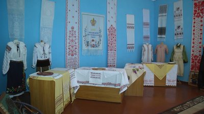 На фото вишиті рушники, сорочки, скатертини, які зберігаються в училищі. На фото вишиті рушники, сорочки, скатертини, які зберігаються в училищі.