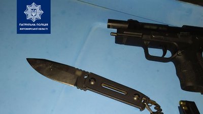 У Житомирі патрульні зупинили автомобіль – у пасажира знайшли пістолет і ніж