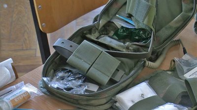 Різні за розміром, але не за вмістом: у Волинському медінституті збирають військові аптечки Різні за розміром, але не за вмістом: у Волинському медінституті збирають військові аптечки