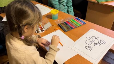 Діти війни: як родинам допомагають в Миколаївському евакуаційному центрі Діти війни: як родинам допомагають в Миколаївському евакуаційному центрі