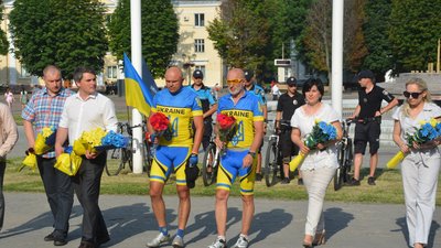 На Майдан Незалежності у Хмельницькому учасники велопробігу вшанували пам'ять Героїв неоголошеної російсько-української війни. Фото: Хмельницька облрада. На Майдан Незалежності у Хмельницькому учасники велопробігу вшанували пам'ять Героїв неоголошеної російсько-української війни. Фото: Хмельницька облрада.