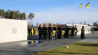 Церемонія поховання бійців на Національному військовому меморіальному кладовищі