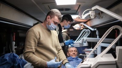 стоматологи з Буковини лікують бійців за 25 км від лінії фронту стоматологи з Буковини лікують бійців за 25 км від лінії фронту