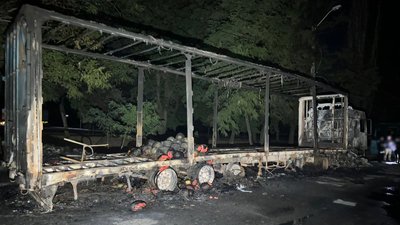 Вантажівка, яку підпалили в одному з районів Одеси