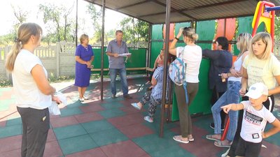 Мами дошкільнят організували зустріч із головою Давидковецької сільської ради Олександром Ланкевичем. Фото: Суспільне Поділля Мами дошкільнят організували зустріч із головою Давидковецької сільської ради Олександром Ланкевичем. Фото: Суспільне Поділля