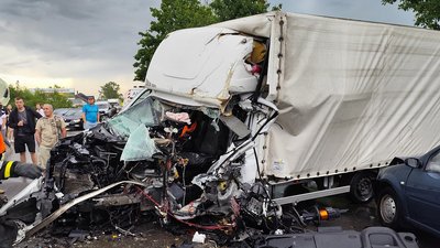 Водія затисло у авто: на Закарпатті зіткнулися мікроавтобус і вантажівка
