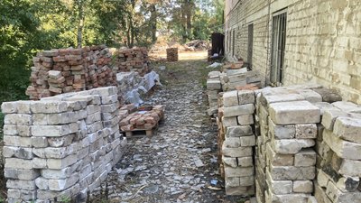У Руській Лозовій на руїнах будинків шукають матеріали для відбудови У Руській Лозовій на руїнах будинків шукають матеріали для відбудови