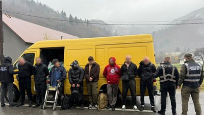Сховали під скловатою: на Закарпатті затримали підозрюваних у незаконному переправленні