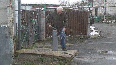 Хмельничанин набирає воду з вуличної водорозбірної колонки. 30 листопада 2022 рік Хмельничанин набирає воду з вуличної водорозбірної колонки. 30 листопада 2022 рік